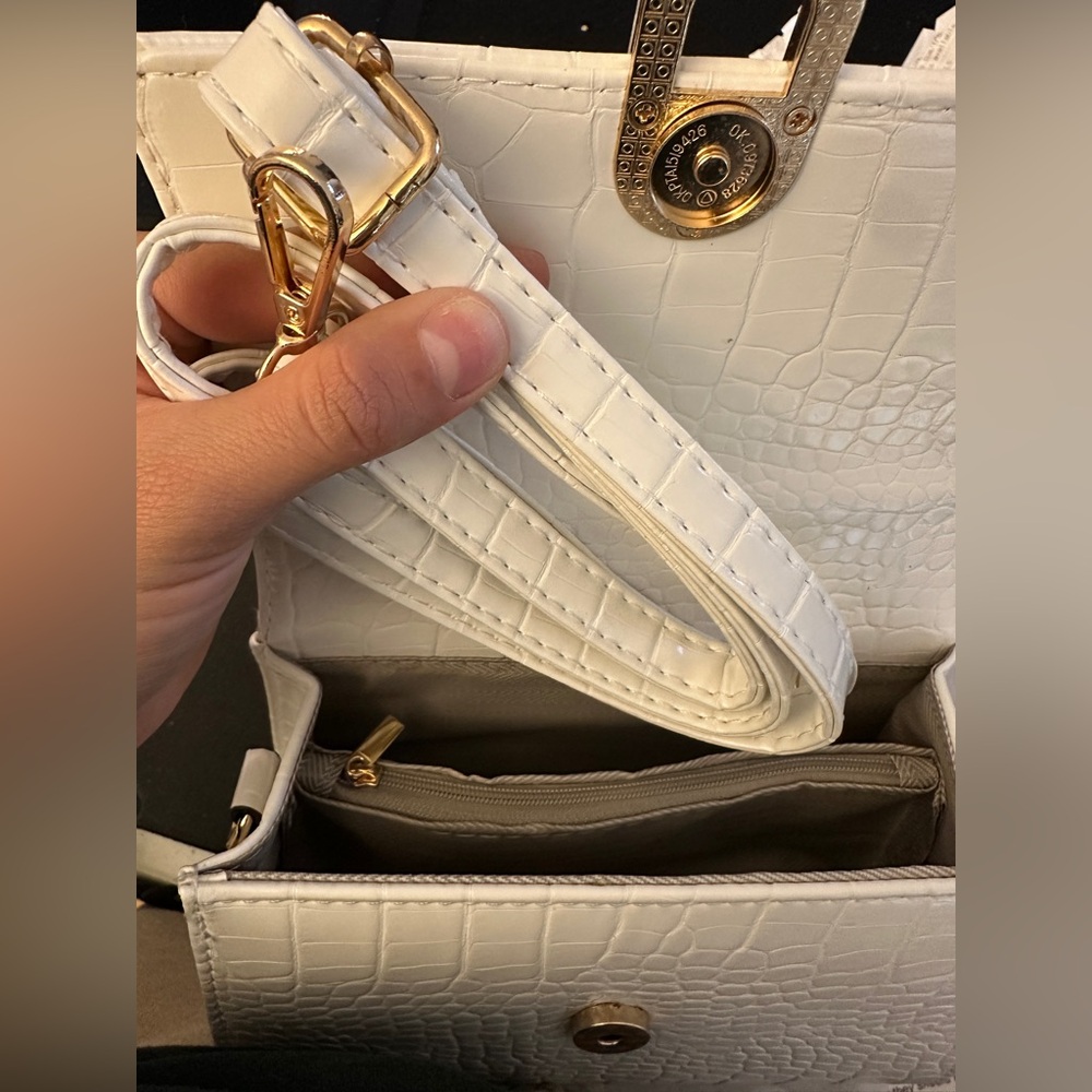 Elegant White Croc-Embossed Handbag - Picture 7 of 8